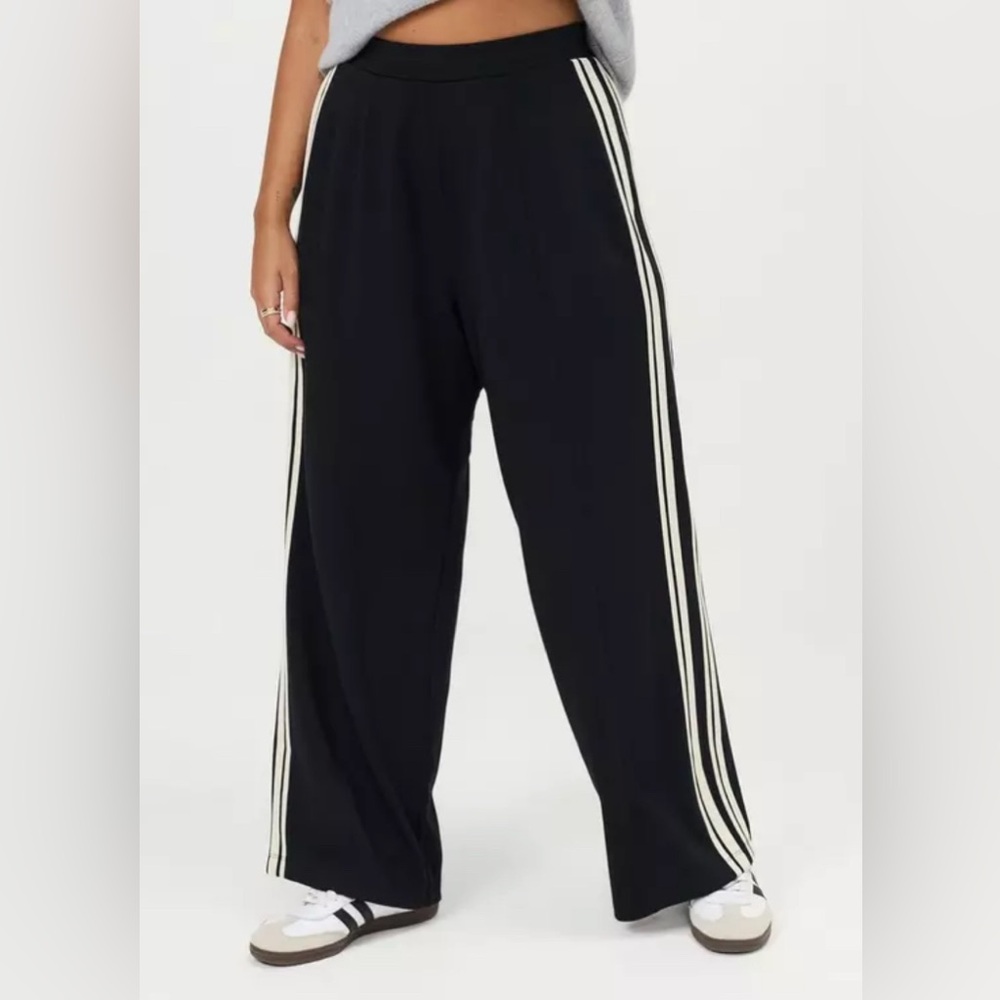 Torrid NWOT  Black Studio High-Rise Pull On Track Pants-Size 2